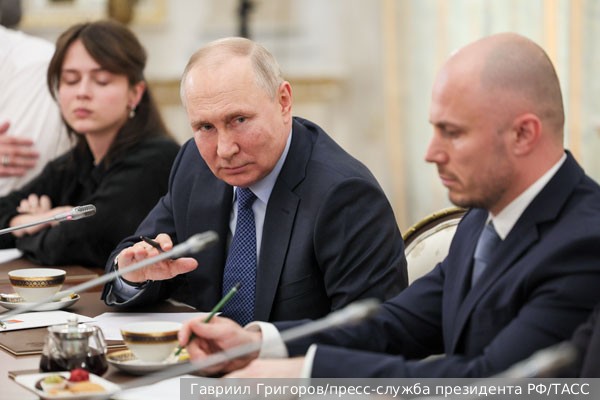 Путин назвал число принятых на службу контрактников и добровольцев