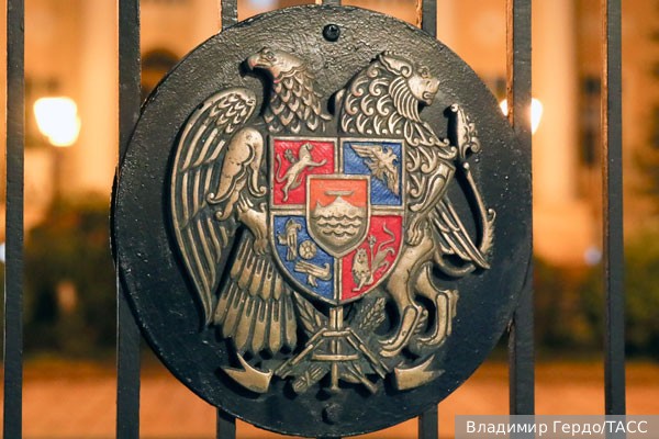 Пашинян усомнился в актуальности герба Армении