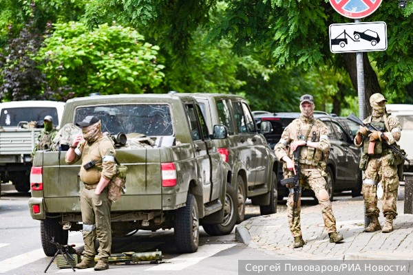 Бойцы ЧВК «Вагнер» начали собираться к отправке от штаба ЮВО в Ростове-на-Дону