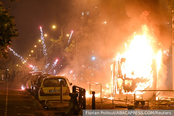 Беспорядки охватили пригороды Парижа после убийства полицией подростка