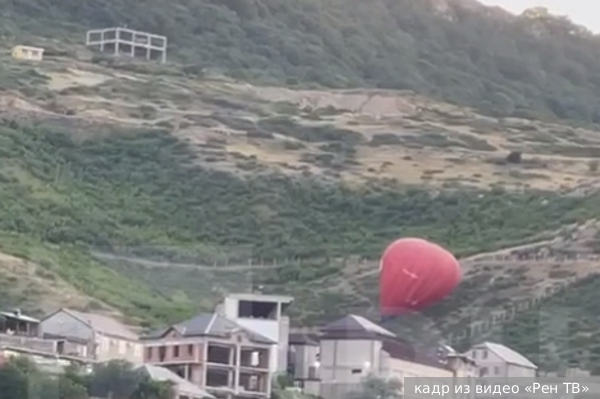 В Махачкале воздушный шар с людьми на борту ударился о скалу и совершил экстренную посадку
