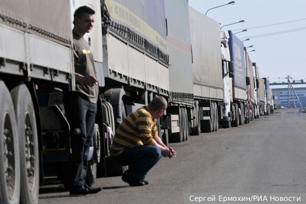 На переправе через Керченский пролив в Крым скопилось более 300 грузовиков