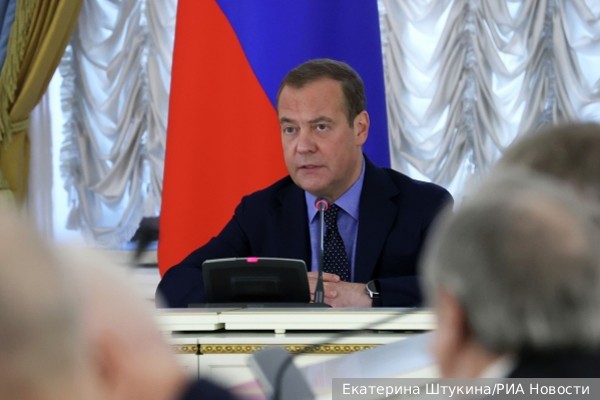 Медведев призвал передать конфискованные у браконьеров катера в зону СВО