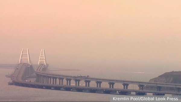 Движение по Крымскому мосту остановлено из-за ЧП