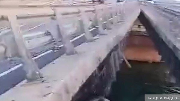 НАК: Киев атаковал Крымский мост двумя надводными дронами