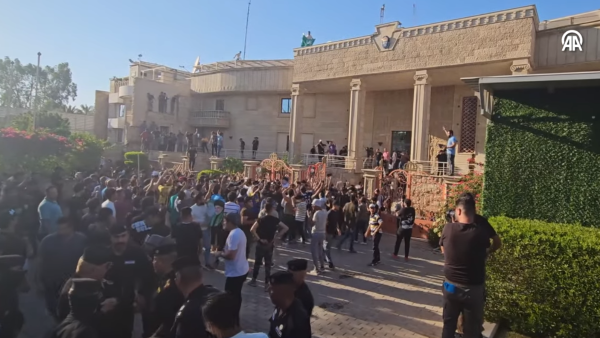 Демонстранты подожгли посольство Швеции в Багдаде