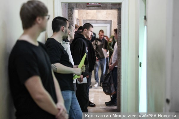 Госдума одобрила поправку о штрафах до 30 тыс. рублей за неявку по повестке в военкомат 