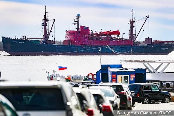 Судно с российскими арктическими экспедициями село на мель у Земли Франца-Иосифа