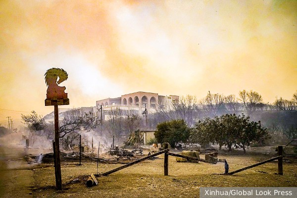 Пожарный самолет упал во время тушения огня в Греции