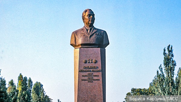 Памятник Брежневу снесли в родном городе генсека на Украине