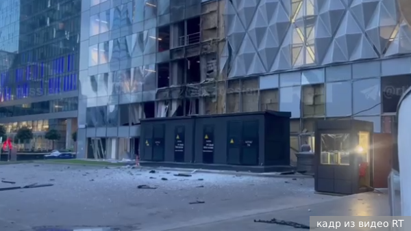 Появилось видео момента попадания дрона в высотку в «Москва-Сити»