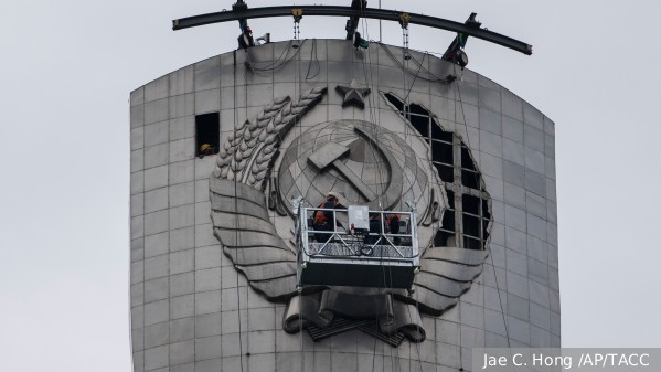 Советский герб демонтировали с монумента «Родина-мать» в Киеве