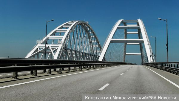 По Крымскому мосту временно запретили проезд автомобилей