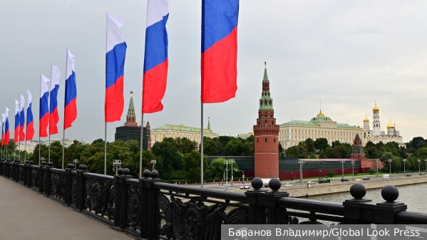 Эксперт: Воссоединение с Крымом и успехи в СВО укрепили любовь граждан к флагу России