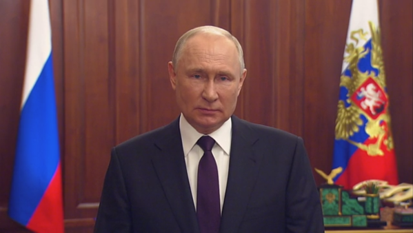 Путин: Российский флаг всегда будет вдохновлять нас идти вперед, до победы