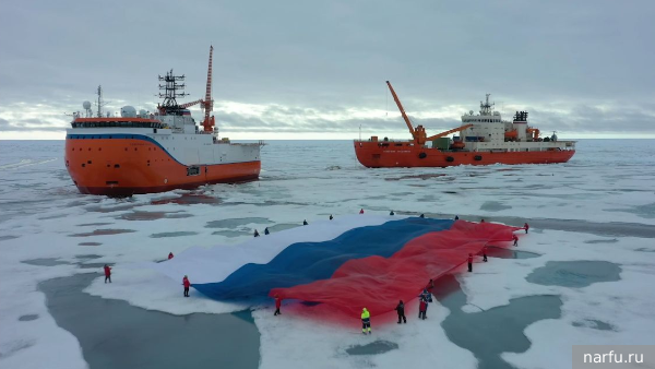 Полярники в Арктике развернули самый большой российский триколор