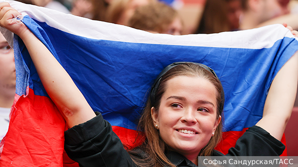 Эксперты: Флаг России стал символом побед и справедливости 
