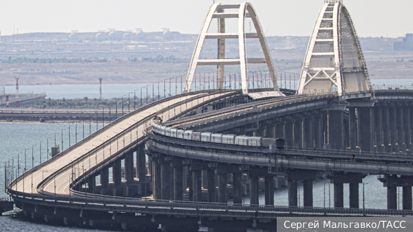 Путин предложил разместить Крымский мост на обложке нового учебника истории