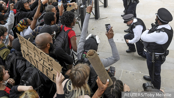 Полиции Лондона разрешили не вставать на колени перед активистами BLM