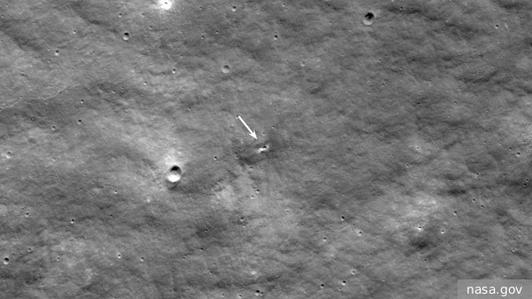 НАСА показало кратер в месте падения станции «Луна-25»