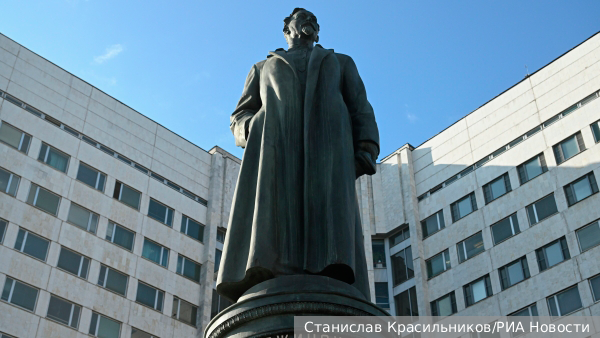 Памятник Дзержинскому открыли в штаб-квартире Службы внешней разведки России