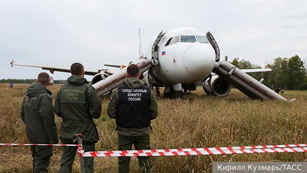 Пилот приземлившегося в поле самолета на допросе объяснил причину нехватки топлива