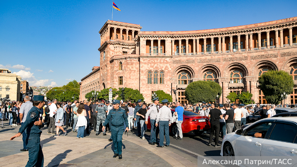 Митингующие в Ереване призвали к штурму здания правительства Армении