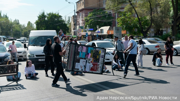 Протестующие в Ереване перекрыли движение у здания правительства