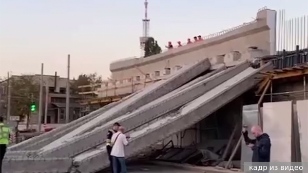 Появилось видео с места обрушения моста в центре Киева
