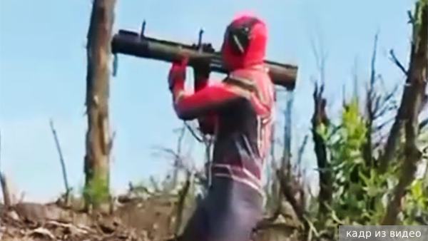 Российский боец в костюме Человека-паука обстрелял ВСУ