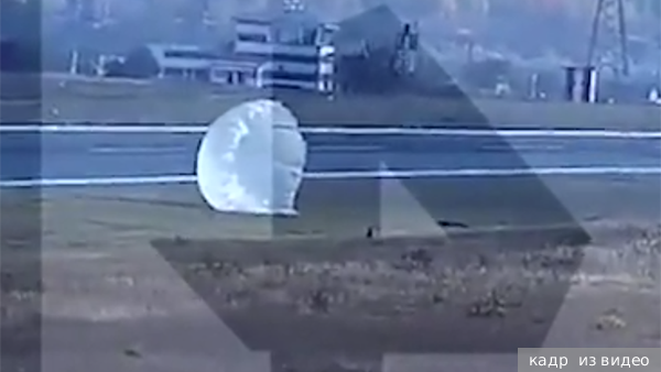В Чебоксарах парашютистка села на взлетную полосу прямо перед самолетом