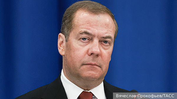 Медведев назвал деменцию Байдена «полезной»