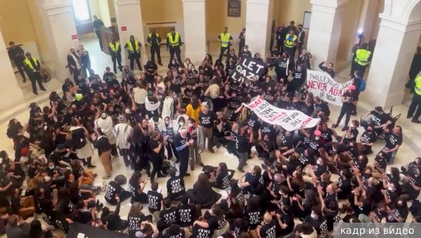 Протестующие против боевых действий в Газе ворвались в здание Конгресса США