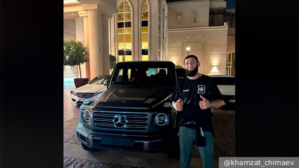 Кадыров подарил Mercedes бойцу ММА Чимаеву за победу на турнире UFC