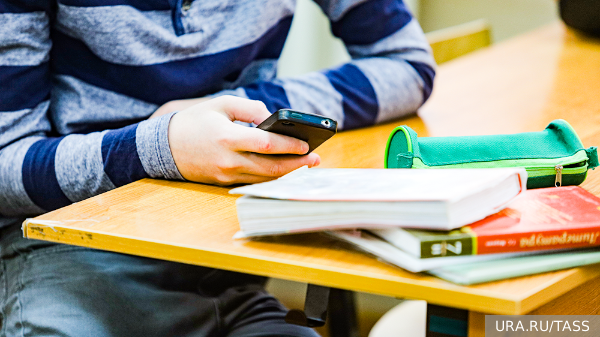 Подготовлен законопроект об ответственности школьников за использование телефона на уроках