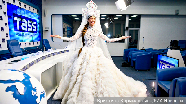 Представляющая Россию участница конкурса «Мисс Вселенная» Маргарита Голубева показала свой наряд «Царевна-Лебедь»
