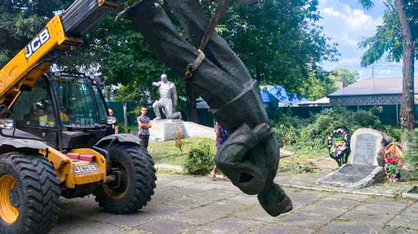 Памятник матросу Железняку снесли в Днепропетровской области