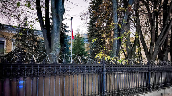 Над украинским посольством в Москве вывесили знамя Победы