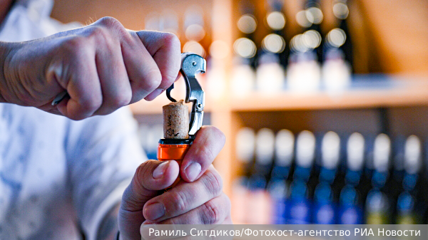 НАФИ: Каждый третий россиянин пьет вино не реже раза в месяц