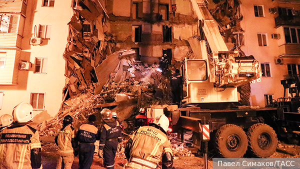 МЧС заявило об отсутствии людей под завалами обрушившегося дома в Астрахани