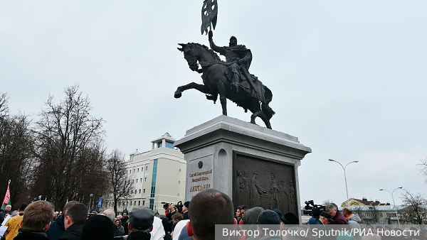В мире: Что означает установка памятника русскому князю в центре Минска