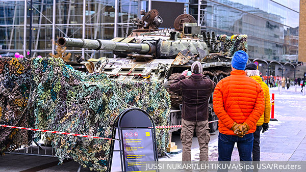 Выставленный в Хельсинки сожженный российский танк начали засыпать цветами