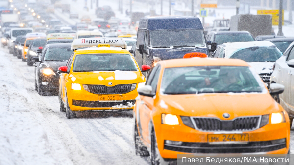 Цены на такси в Москве взлетели до максимума из-за снегопада