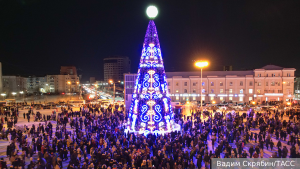 В России официально зажгли первую новогоднюю елку 