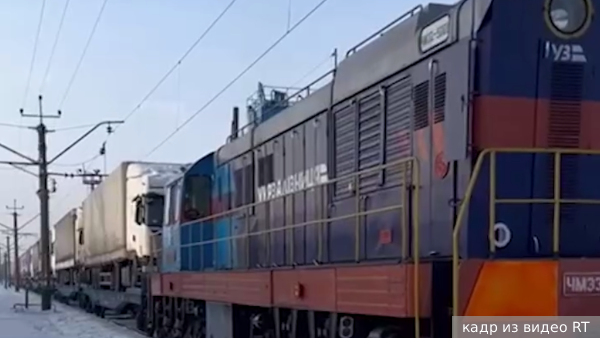 Украина решила вывозить застрявшие на границе с Польшей грузовики поездами