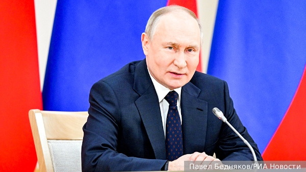 Путин: Обновленная Конституция России стабилизирует государство и помогает людям 