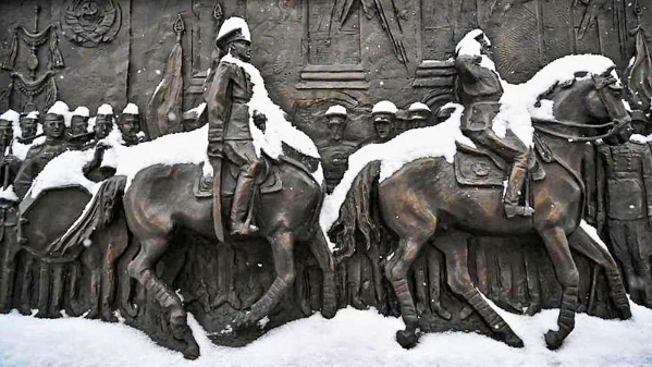 В Москве обезглавили коня Рокоссовского у горельефа «Парад Победы»