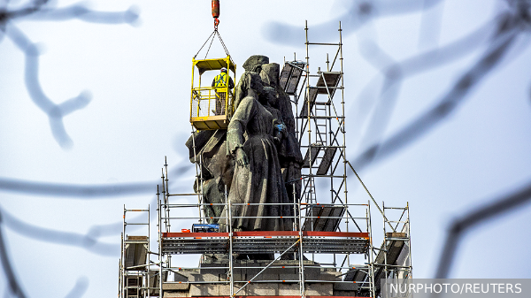 Все фигуры на памятнике Советской армии в Софии «обезглавили»