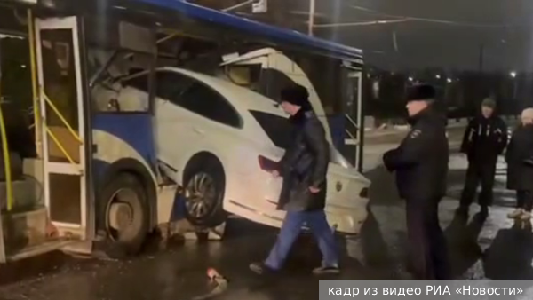 Водитель Volkswagen на большой скорости протаранила автобус в Рыбинске