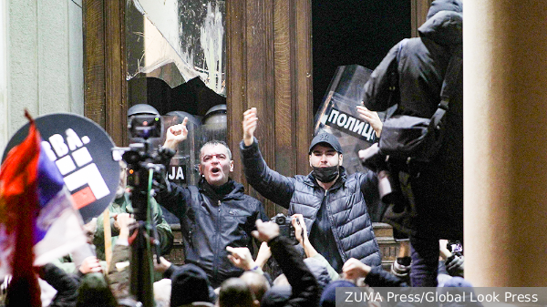 Протестующие в Белграде потребовали освободить задержанных участников акции протеста